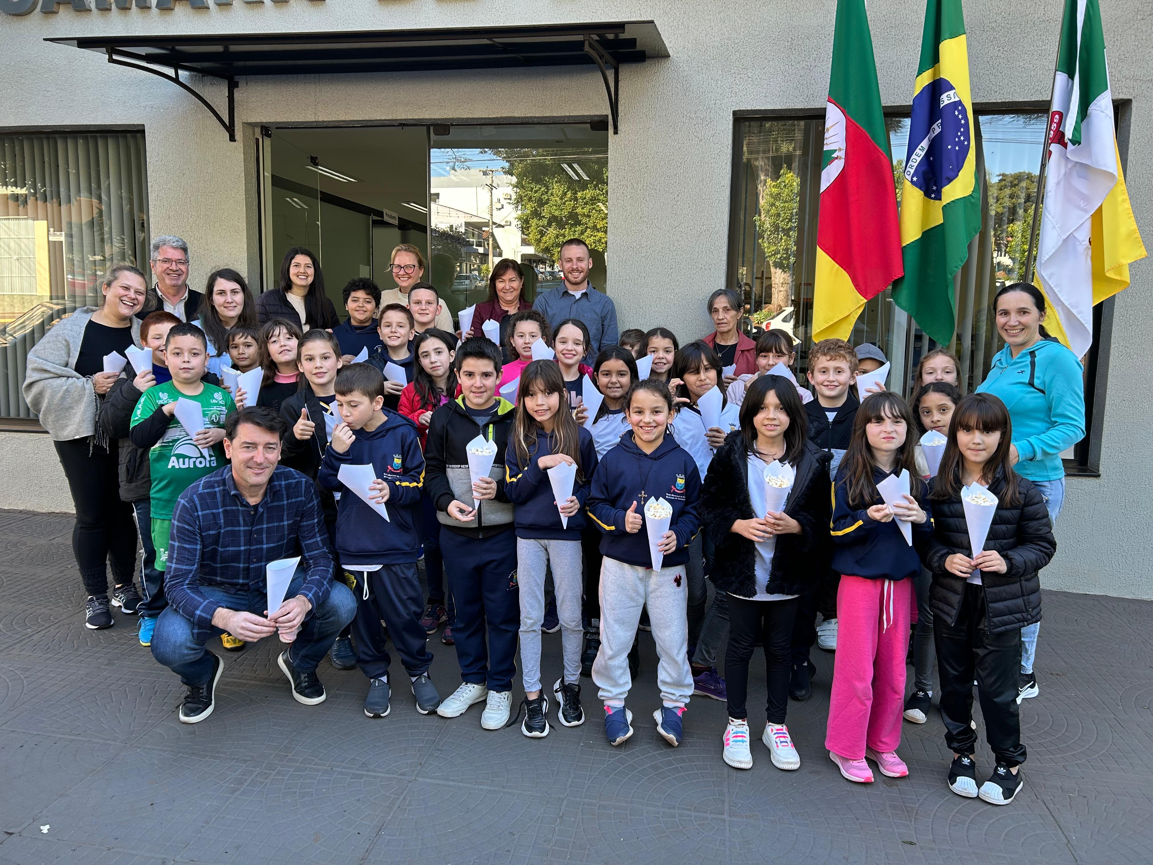 Câmara de Vereadores recebe visita dos alunos do 3º ano da Escola Santa Terezinha