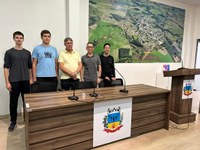 Estudantes entrevistam presidente da Câmara em podcast sobre a história do Legislativo